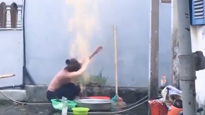 Phẫn nộ với việc đổ hàng trăm quả trứng lên đầu người qua đường của các youtuber - ảnh 1