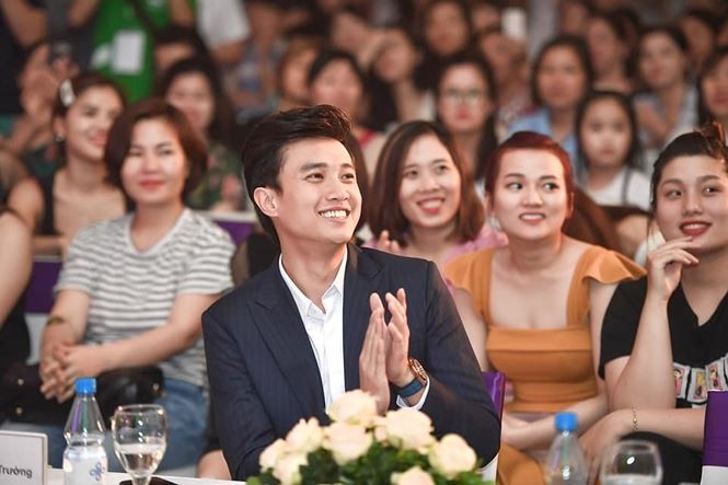 Showbiz 22/6: Bất ngờ với nghề nghiệp của vợ MC Lại Văn Sâm - ảnh 4