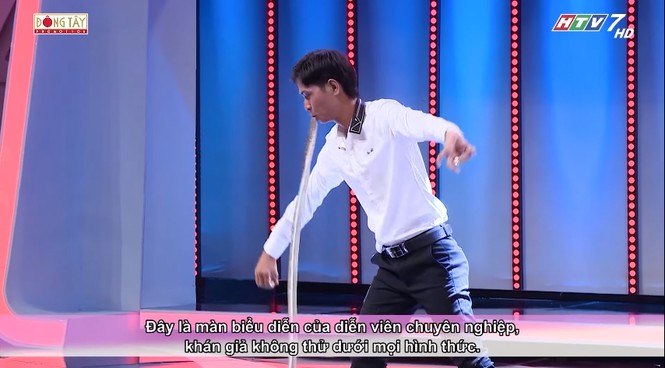Tiết mục dùng móc sắt xuyên mũi, nuốt rắn rùng rợn khiến Trấn Thành 'khấn lạy' - ảnh 4