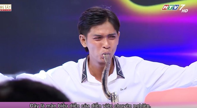 Tiết mục dùng móc sắt xuyên mũi, nuốt rắn rùng rợn khiến Trấn Thành 'khấn lạy' - ảnh 5