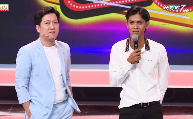 Tiết mục dùng móc sắt xuyên mũi, nuốt rắn rùng rợn khiến Trấn Thành 'khấn lạy' - ảnh 1