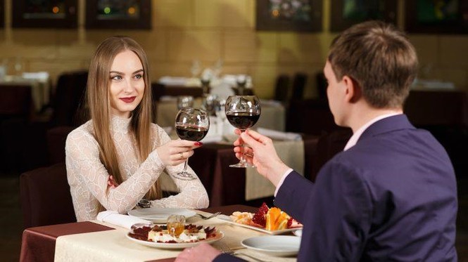 Giới trẻ Mỹ đồng ý gặp mặt, hẹn hò để được mời 'ăn chùa' - ảnh 1