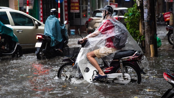 Mưa ngập trôi xe máy, người dân Hà Nội hì hục tát nước - ảnh 12