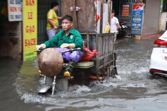 Mưa ngập trôi xe máy, người dân Hà Nội hì hục tát nước - ảnh 2