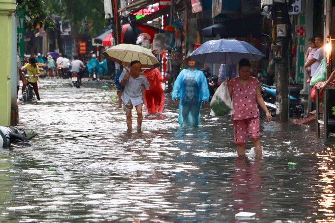 Mưa ngập trôi xe máy, người dân Hà Nội hì hục tát nước - ảnh 4