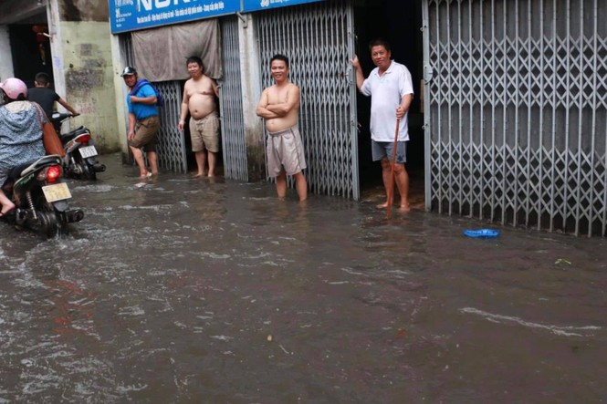 Mưa ngập trôi xe máy, người dân Hà Nội hì hục tát nước - ảnh 5