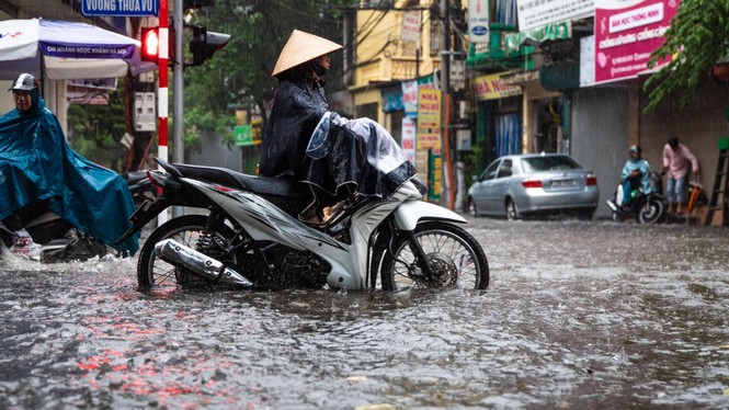 Mưa ngập trôi xe máy, người dân Hà Nội hì hục tát nước - ảnh 13