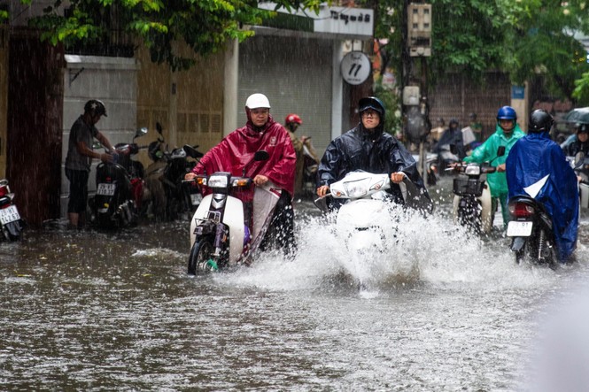 Mưa ngập trôi xe máy, người dân Hà Nội hì hục tát nước - ảnh 9