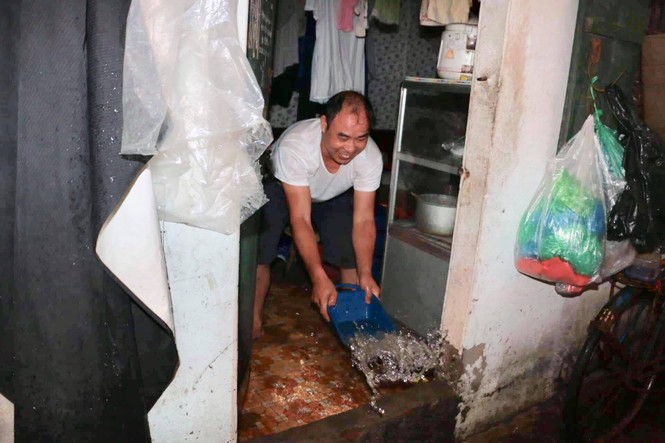 Mưa ngập trôi xe máy, người dân Hà Nội hì hục tát nước - ảnh 6