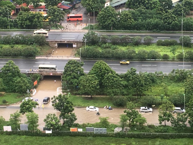 Mưa ngập, nhiều hầm cầu chui dân sinh trên đại lộ Thăng Long tê liệt - ảnh 6