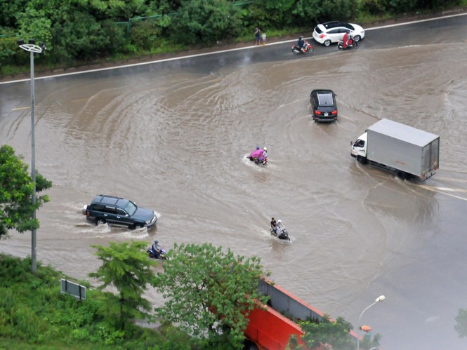 Mưa ngập, nhiều hầm cầu chui dân sinh trên đại lộ Thăng Long tê liệt - ảnh 3