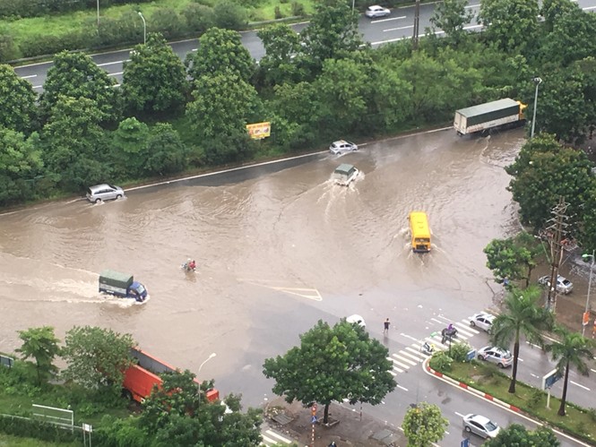 Mưa ngập, nhiều hầm cầu chui dân sinh trên đại lộ Thăng Long tê liệt - ảnh 2