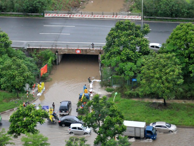 Mưa ngập, nhiều hầm cầu chui dân sinh trên đại lộ Thăng Long tê liệt - ảnh 5