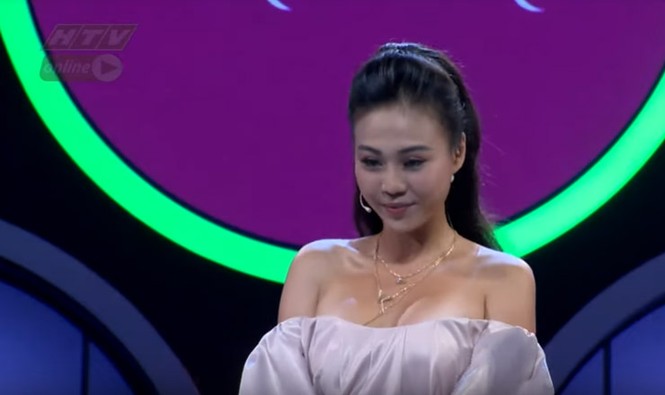 Người đẹp Như Trần bị chỉ trích vì mặc hớ hênh suýt lộ ngực trên truyền hình HTV - ảnh 7