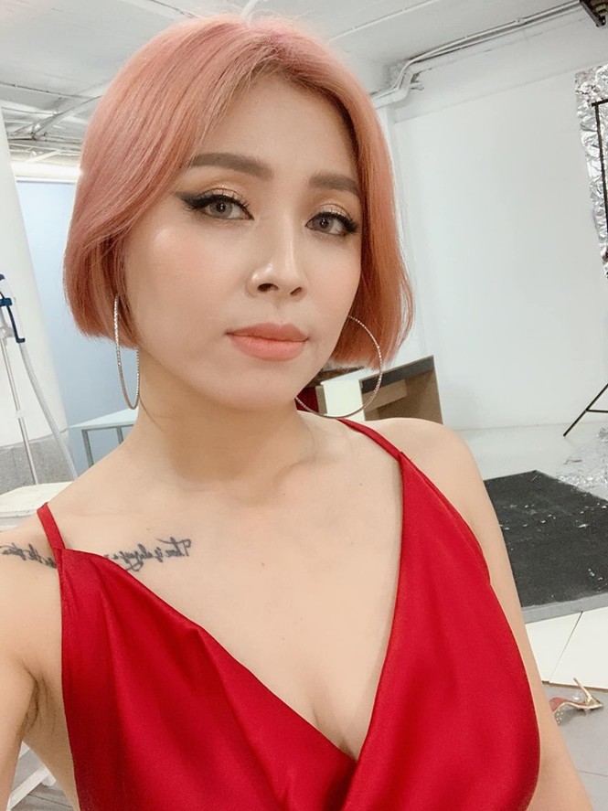 Loạt ảnh sexy mới của MC Hoàng Linh gây tranh cãi - ảnh 1