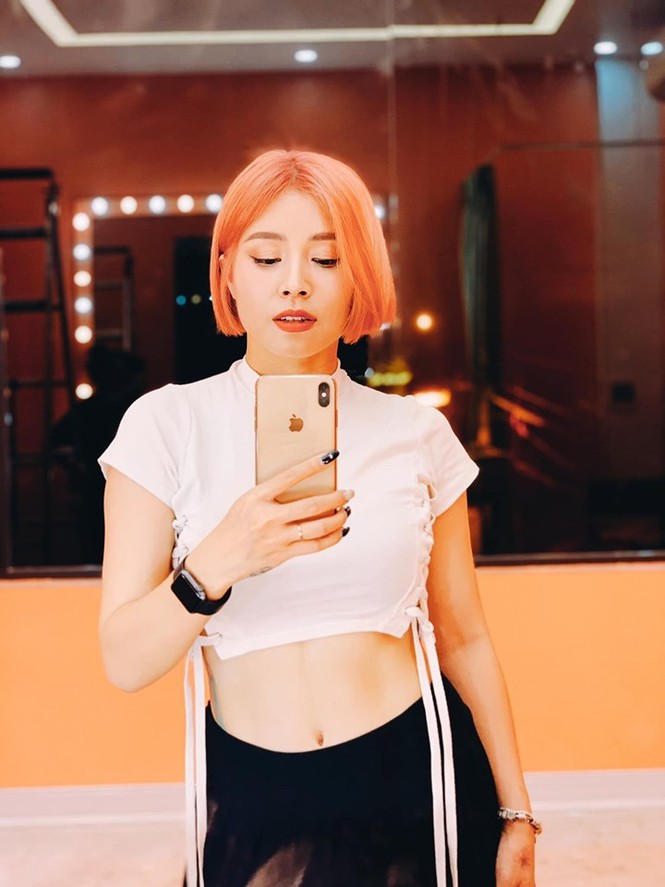 Loạt ảnh sexy mới của MC Hoàng Linh gây tranh cãi - ảnh 9