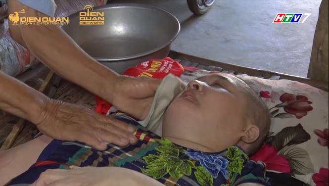 Xót xa ông khuyết tật nuôi cháu mồ côi vì cha mẹ bị HIV, con bị chất độc da cam - ảnh 5