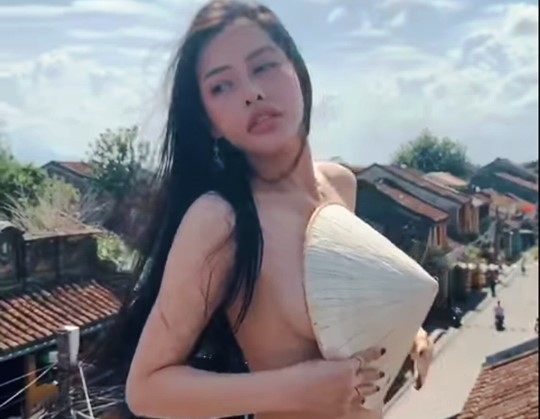 Những hình ảnh khoả thân chụp ở Hội An, Đà Lạt gây phẫn nộ - ảnh 2