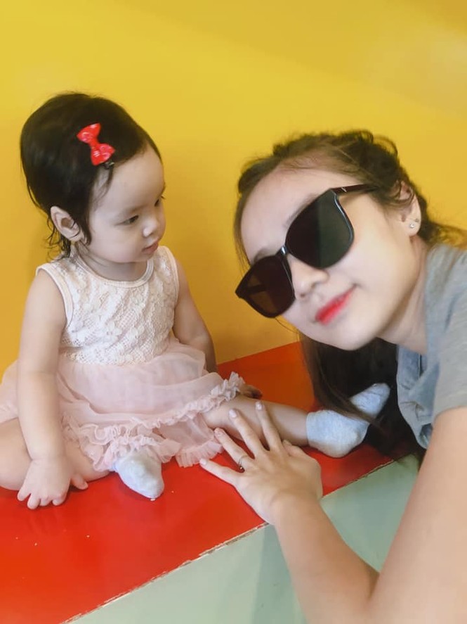 Vợ Hoài Lâm chính thức công khai diện mạo xinh như búp bê của con gái - ảnh 2