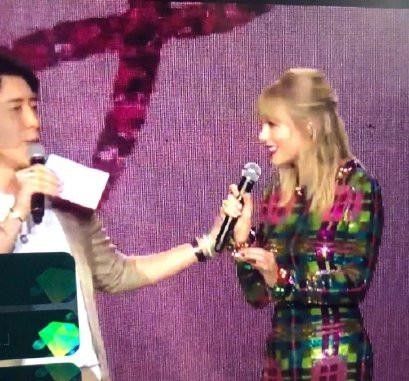 MC đình đám Trung Quốc bị dọa giết vì fan nghi ngờ đụng chạm người Taylor Swift - ảnh 1