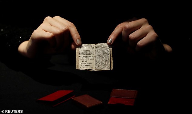 Vì sao cuốn sách nhỏ bằng bao diêm có giá 20 tỉ đồng? - ảnh 1