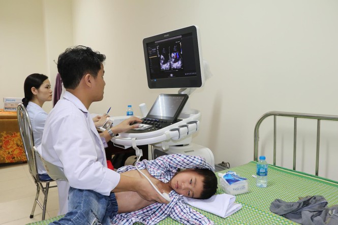 Hơn 1.000 trẻ em Nam Định được khám sàng lọc bệnh tim miễn phí - ảnh 1