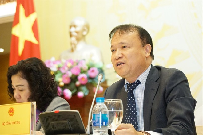 Bộ Công Thương cam kết xử lý vụ 'xe biển xanh đón người nhà Bộ trưởng' - ảnh 1