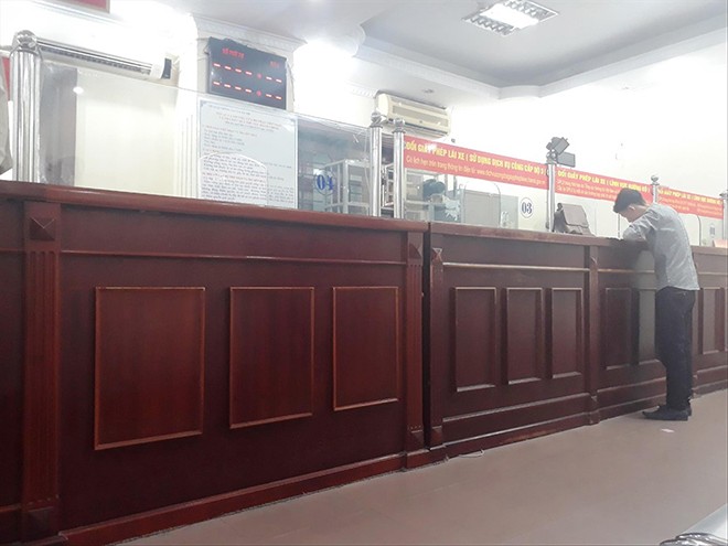 Ngày làm việc đầu năm: Nhiều nơi thưa vắng - ảnh 1