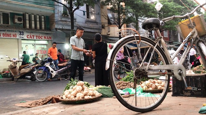Những khoản thu kỳ lạ ở chợ đầu mối Ngã Tư Sở - ảnh 1
