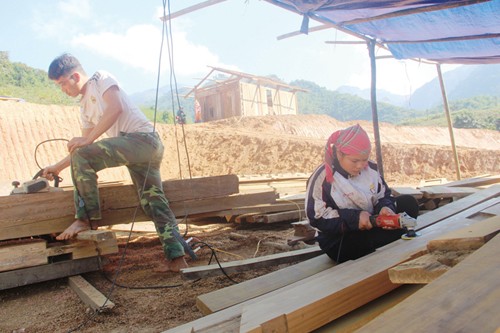 Về thăm thầy cô nơi lũ dữ đi qua - ảnh 2