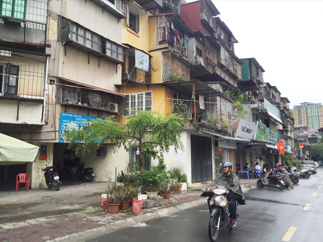 Bám trụ nhà nguy hiểm vì tiếc đất 'vàng' - ảnh 1