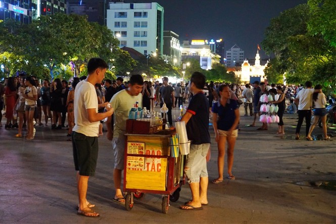 TP Hồ Chí Minh: 'Dẹp loạn' tại các phố đi bộ - ảnh 1