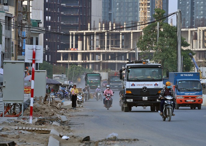 Nhiều đường phố Hà Nội lại chìm trong khói bụi - ảnh 5