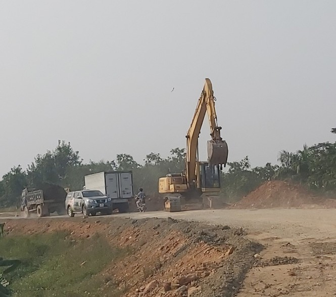 Nhiều đường phố Hà Nội lại chìm trong khói bụi - ảnh 6