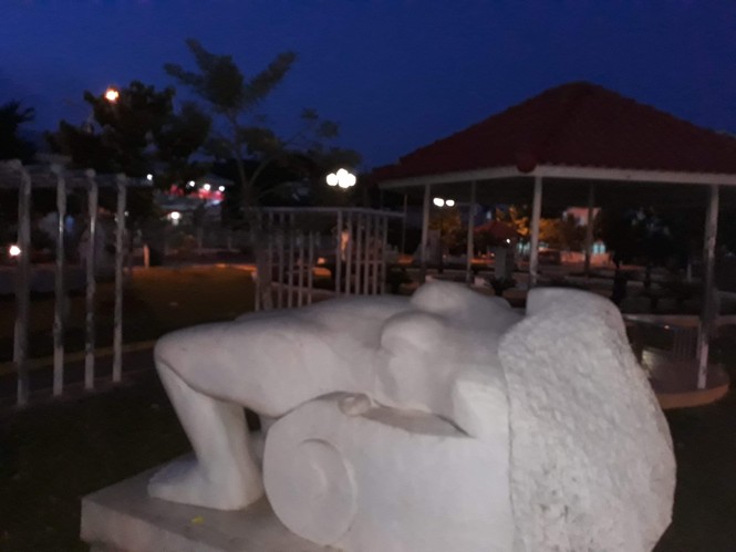 Di dời tượng phụ nữ lõa thể khỏi khu vực gần Miếu Bà Chúa Xứ - ảnh 1