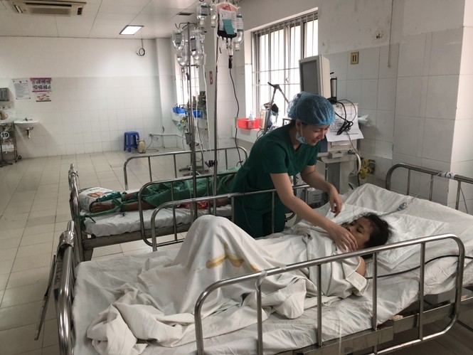 Sốt cao, nôn ra máu, cô gái Campuchia được bác sĩ Việt Nam cứu sống - ảnh 1