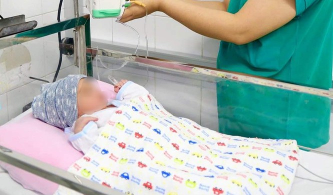 Cấp cứu kịp thời bé sơ sinh bị dây rốn bám màng vô cùng hiếm gặp - ảnh 1