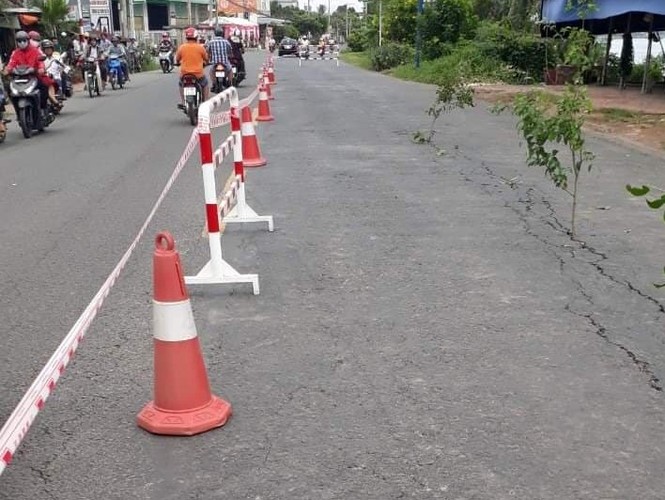 Quốc lộ 91 xuất hiện vết nứt mặt đường đe dọa sạt lở nhà dân - ảnh 1