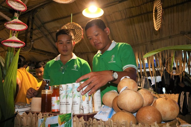 Hàng chục ngàn người đổ về Bến Tre tham quan lễ hội dừa - ảnh 4