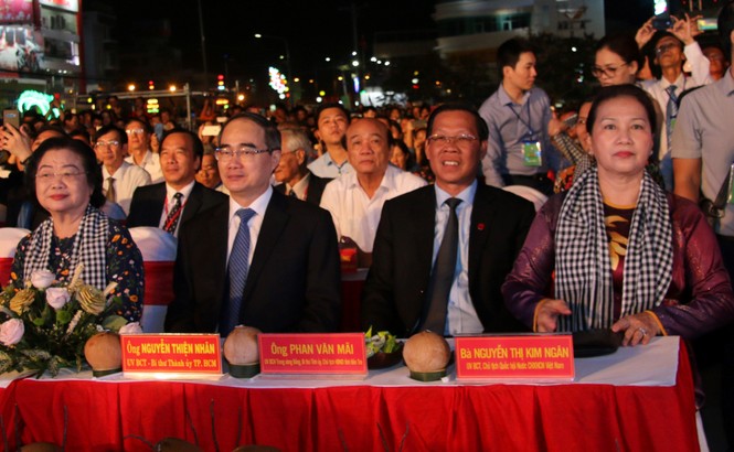 Hàng chục ngàn người đổ về Bến Tre tham quan lễ hội dừa - ảnh 2