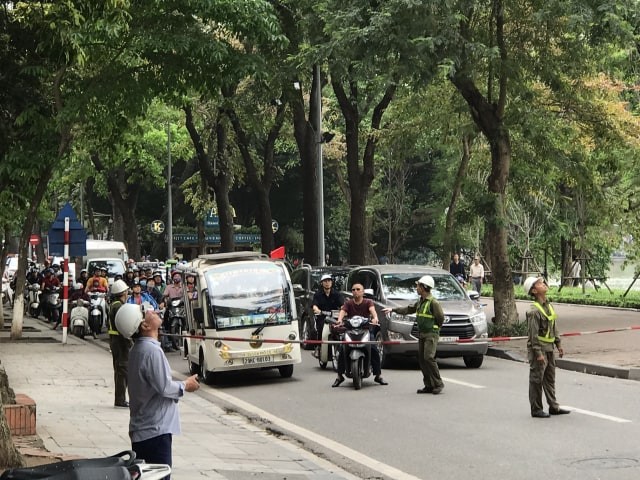 Cắt tỉa cây xanh giờ cao điểm, người dân Hà Nội lo ngại tắc đường - ảnh 5