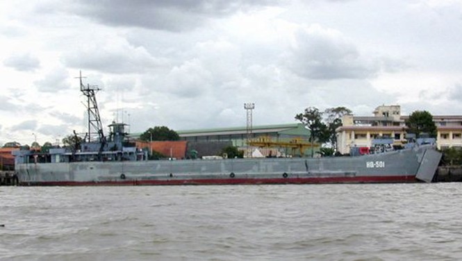 Các tàu đổ bộ thường thiết kế với hai cánh cửa ở mũi tàu để mở ra cho phép các phương tiện cơ giới binh lính di chuyển ra vào