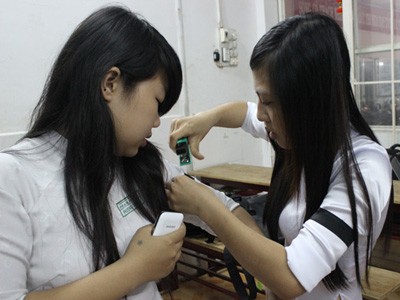 Từ sáng sớm, học sinh trường THCS và THPT Phạm Ngũ Lão, quận Gò Vấp, TP HCM đã tới trường và đeo cho nhau những dải băng tang