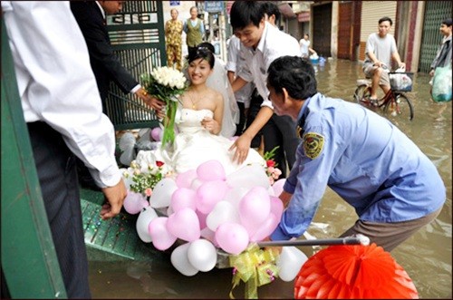 Chiếc xuồng đưa cô dâu được trang trí bằng hoa và bong bóng cũng như ôtô rước dâu. Ảnh: Facebook HN