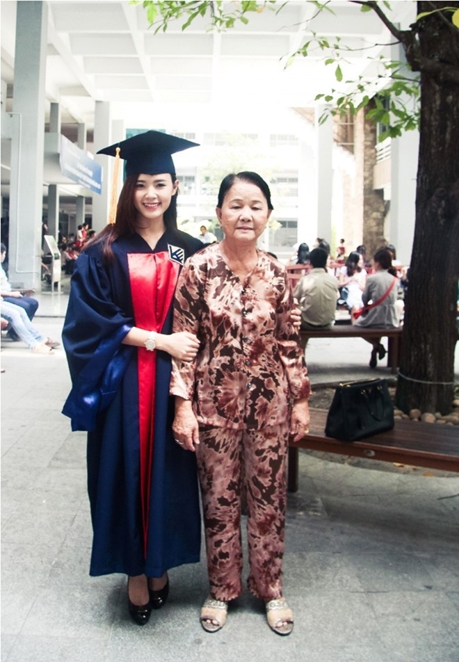Bà ngoại đến chúc mừng cô cháu giá tài giỏi