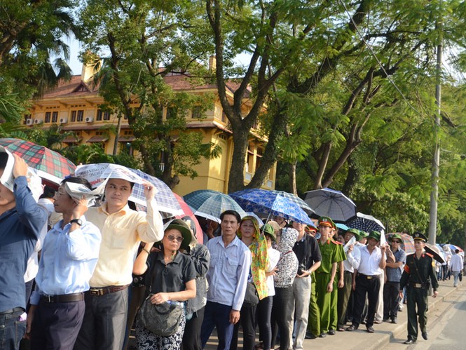 Chiều nay 9/10 người dân vẫn xếp hàng dài chờ được vào viếng Đại tướng Võ Nguyên Giáp