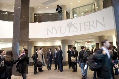 4. Trường kinh doanh NYU Stern Tỷ lệ sinh viên có việc làm sau 3 tháng tốt nghiệp: 90% Mức lương khởi điểm bình quân: 108.000 USD