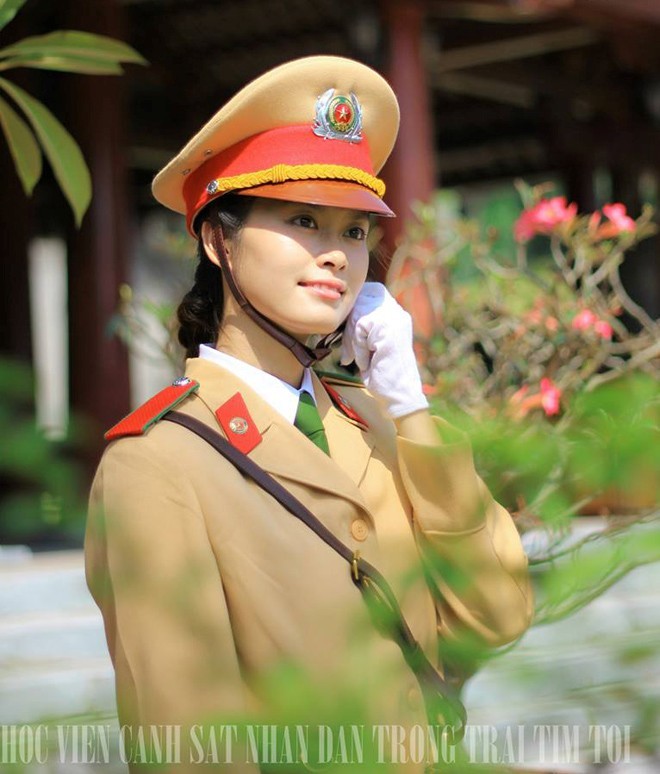 Những bức ảnh dự thi này thuộc hạng mục chân dung. Đây là tác phẩm của học viên Lê Văn Hoài chụp nữ cảnh sát giao thông Đồng Thị Minh Ánh