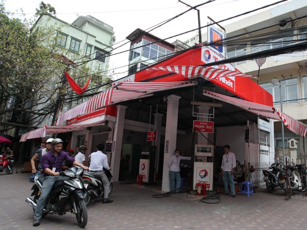 Nằm cạnh nhà dân