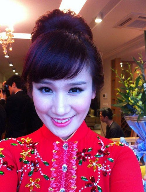 Tuy tiếp xúc với văn hóa phương Tây từ sớm, nhưng Nhung vẫn giữ được những nét duyên dáng của người phụ nữ Việt Nam